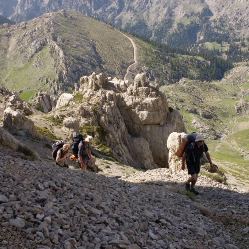 Ghióna: climbing to Skasmádha col from the refuge.